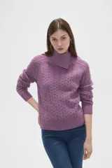Sweater de punto con diseño de ochos, color camel, con cuello alto y mangas largas.