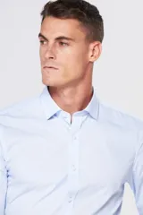 Camisa celeste de vestir, entallada, de manga larga, con cuello clásico y sin bolsillo.