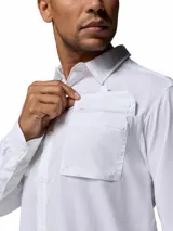 Camisa de manga larga Columbia, modelo Silver Ridge Utility, color blanco, con bolsillos frontales con solapa y cierre de velcro. Cuenta con protección solar y tejido transpirable.