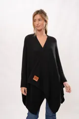 Ruana negra tejida de punto en algodón.