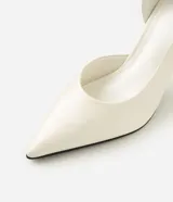 Zapato de tacón alto modelo scarpin color blanco marfil, con punta fina alargada, escote profundo y taco fino con detalle metalizado dorado.