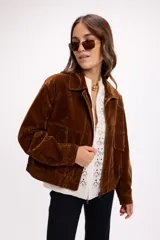 Campera tipo denim oversized en tono ocre lavado, con cierre frontal, bolsillos laterales y detalles de costura marcados. Presenta un diseño de corte holgado con puños y ruedo elásticos.