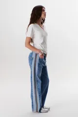 Remera de manga corta color beige, con escote en V.