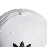 Gorra Adidas blanca con logo Trefoil bordado en negro en el frente.