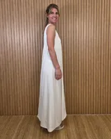 Vestido largo marrón de corte holgado, sin mangas y con escote en V.