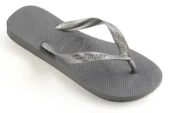 Ojotas Havaianas modelo Top, de diseño clásico con tiras anchas y suela de goma con textura antideslizante.