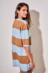 Vestido corto de tejido de punto con diseño de rayas horizontales anchas en color rosa y marrón. Presenta cuello redondo, mangas cortas y un detalle de borde en color naranja vibrante en las terminaciones de las mangas y el ruedo.
