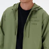 Campera verde militar con capucha, cierre frontal con cremallera y logo "New Balance 1906" estampado en el pecho.