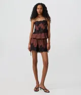 Short color marrón con detalles de encaje floral negro en el ruedo, cintura elástica y amarras ajustables en los laterales.