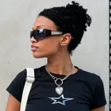 Gargantilla de acero quirúrgico plateado con dije de corazón con rayos y estrella.