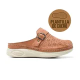 Zueco casual color cuero, con plantilla de cuero y base blanca.