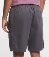 Bermuda gris de sarga ligera con cintura elástica ajustable con cordón y bolsillos cargo laterales.