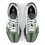 Championes New Balance modelo XC72, color verde oliva con detalles en blanco y negro.