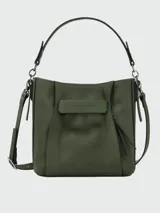 Cartera crossbody pequeña de cuero negro, con diseño estructurado, solapa frontal con detalle de logo grabado y correa ajustable.