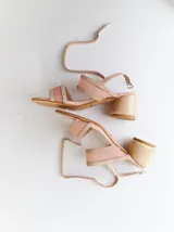 Sandalias de tacón bajo y redondo, con diseño de tiras finas en gamuza y paneles laterales de material translúcido. Cuentan con cierre de pulsera ajustable al tobillo.