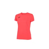 Remera deportiva Joma color coral con logo negro en la manga corta.