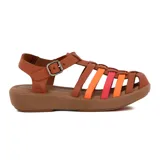 Sandalia de cuero color marrón con tiras entrecruzadas en naranja y rojo.