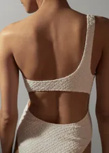 Traje de baño enterizo color blanco con textura tipo waffle, diseño strapless con escote recto y espalda descubierta.