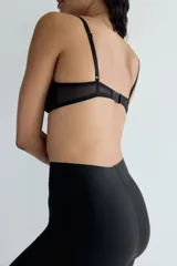 Pack de dos soutiens sin aros de microfibra, uno negro y otro beige, con copas acolchadas y tirantes ajustables.