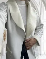 Tapado de ecocuero color blanco con interior de corderito.