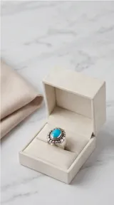 Anillo de plata 925 con piedra central ovalada de pasta de turquesa y diseño de borde texturizado con detalles circulares.