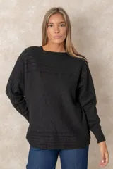 Buzo de punto color azul petróleo, con cuello redondo, mangas largas con puños ajustados y detalles de textura trenzada en la parte superior y el ruedo.