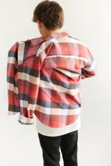 Camisa de leñador de algodón peinado con cuello italiano y estampado a cuadros en tonos rojos.