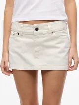 Minifalda de gabardina blanca de tiro bajo, con diseño de cinco bolsillos, trabillas anchas para cinturón y dobladillo deshilachado.