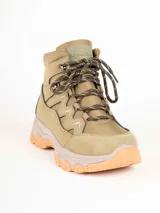 Bota de trekking color rosado con cordones al tono, cuello acolchado, ganchos metálicos para los cordones y suela dentada con plataforma gris y caramelo.