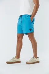 Short de baño liso con cintura elástica y cordón de ajuste. Cuenta con dos bolsillos laterales, un bolsillo posterior y un aplique de logo en goma en la pierna.