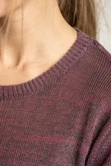 Top tejido color berenjena con textura acanalada, de poliéster y corte al cuerpo.