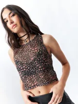 Top negro con estampado de cebra en tonos marrones, de corte crop y sin mangas.