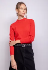 Polera gris de tejido de punto, cuello alto y mangas largas.