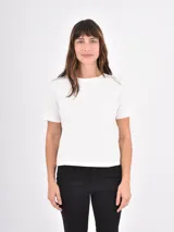 Remera de cuello redondo y manga corta, con corte recto y diseño básico en color crema.