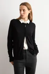 Cardigan de punto fino color negro, con cuello redondo, cierre frontal de botones y mangas largas.