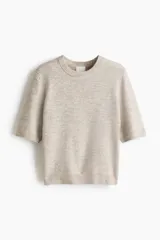 Remera corta en punto suave con cuello redondo acanalado, mangas cortas y bajo recto. Puños y bajo en punto acanalado.