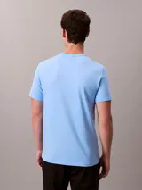 Remera de manga corta Calvin Klein confeccionada en tejido liquid stretch de algodón con elastano. Presenta cuello redondo y logo de la marca sutilmente bordado en el pecho.