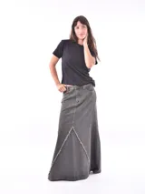 Remera blanca de manga corta con cuello redondo, destacada por apliques bordados con lentejuelas en los hombros.