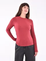 Remera blanca de manga larga con cuello redondo y tejido de punto canalé.