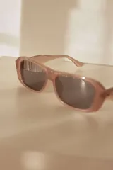 Lentes de sol con marco geométrico color carey y lentes grises con protección UV400.
