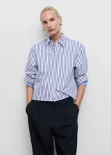Pantalón de vestir de tiro bajo y diseño wide leg color azul marino, con pinzas en la parte delantera y bolsillos laterales.