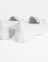 Mocasines blancos de cuero vegano con suela track y detalle de antifaz.