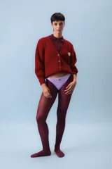 Cardigan marrón de punto grueso con cuello en V, cierre frontal con botones y parche bordado en el pecho.