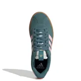 Championes Adidas VL Court 3.0 para mujer, color verde con detalles en rosa y suela marrón.