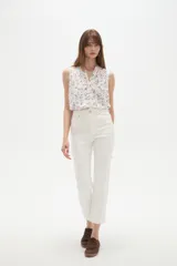 Pantalon jean de corte recto y tiro alto, color negro, con bolsillos laterales y traseros.