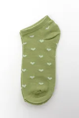 Pack de tres pares de medias cortas tipo ankle con estampado de corazones en colores verde militar, blanco y rosado.