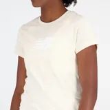 Remera de algodón color crema con cuello redondo y mangas cortas. Presenta el logo de la marca estampado en el centro del pecho en color blanco.