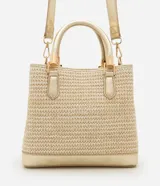 Cartera satchel mediana color dorado, con textura de paja, correa de mano, asa larga desmontable y detalle de tassel.