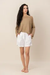 Sweater de tejido semitransparente color marrón con brillo dorado, cuello bote y mangas largas de corte holgado.