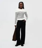Pantalón wide leg negro de tiro alto, confeccionado en modal con pliegues delanteros y bolsillos laterales.